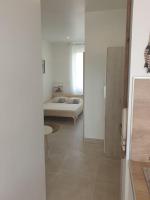 Łóżko lub łóżka w pokoju w obiekcie Studio neuf atypique centre ville Palavas vue mer