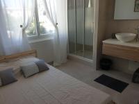 Łóżko lub łóżka w pokoju w obiekcie Studio neuf atypique centre ville Palavas vue mer