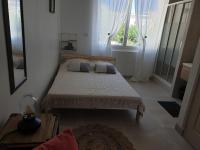 Łóżko lub łóżka w pokoju w obiekcie Studio neuf atypique centre ville Palavas vue mer