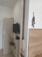 Telewizja i/lub zestaw kina domowego w obiekcie Studio neuf atypique centre ville Palavas vue mer