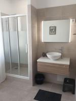 Łazienka w obiekcie Studio neuf atypique centre ville Palavas vue mer