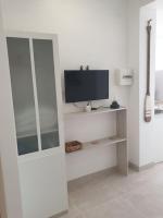 Telewizja i/lub zestaw kina domowego w obiekcie Studio neuf atypique centre ville Palavas vue mer