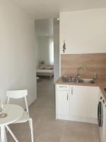 Kuchnia lub aneks kuchenny w obiekcie Studio neuf atypique centre ville Palavas vue mer