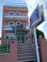 un edificio con un cartel delante en Perea Hotel, en Perea