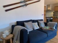 Kuchnia lub aneks kuchenny w obiekcie Pom Pom, 3 bedroom apt with stunning mountain views-Samoëns