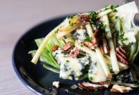 Un plato negro con una ensalada de pasta con en The Coach House, en Potton