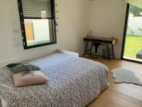 Łóżko lub łóżka w pokoju w obiekcie Maison 6 pers proche lac Biscarrosse- Parentis