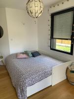 Łóżko lub łóżka w pokoju w obiekcie Maison 6 pers proche lac Biscarrosse- Parentis