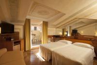 A bed or beds in a room at Hotel S. Anna