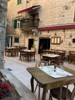 Reštaurácia alebo iné gastronomické zariadenie v ubytovaní Residence Bella