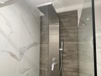 A bathroom at LOVELY AND SUNNY APARTAMENT 300m FROM BEACH!!