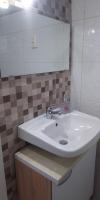 Kúpeľňa v ubytovaní Holiday apartment in Privlaka with sea view, terrace, air conditioning, WiFi 3591-3