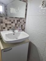 Kúpeľňa v ubytovaní Holiday apartment in Privlaka with sea view, terrace, air conditioning, WiFi 3591-3