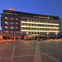 Un gran edificio con un cartel encima. en Hotel Dukla, en Prešov