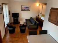 Część wypoczynkowa w obiekcie Maison avec Terrasse, BBQ, Cour, 700m Plage, 3 Pièces, 6 Personnes - FR-1-701-11