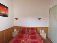 Łóżko lub łóżka w pokoju w obiekcie Maison avec Terrasse, BBQ, Cour, 700m Plage, 3 Pièces, 6 Personnes - FR-1-701-11