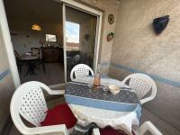 Posedenie v ubytovaní Charmant T2 en Centre-ville avec Piscine, Terrasse et Parking, à 500m de la Plage ! - FR-1-701-29
