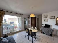 Posedenie v ubytovaní Charmant T2 en Centre-ville avec Piscine, Terrasse et Parking, à 500m de la Plage ! - FR-1-701-29