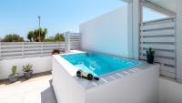 Bazén v ubytovaní Kellys Luxury Apartments alebo v jeho blízkosti