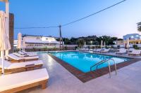 Bazén v ubytovaní Kellys Luxury Apartments alebo v jeho blízkosti