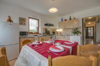 Kuchnia lub aneks kuchenny w obiekcie Apartment Sara, village Štinjan