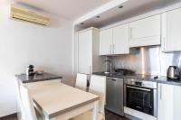 Kuchnia lub aneks kuchenny w obiekcie Beautiful apartment with balcony - Center Cannes