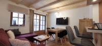 A television and/or entertainment centre at Hochalmbahnen Chalets Rauris 1-20 WE1, Maislaufeldweg 1r EG