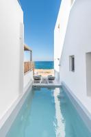 Bazén v ubytovaní Paros Cape Suites alebo v jeho blízkosti