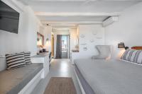 Posteľ alebo postele v izbe v ubytovaní Paros Cape Suites
