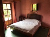 En eller flere senge i et v&aelig;relse p&aring; Idyllic farmhouse in woods - private heated pool