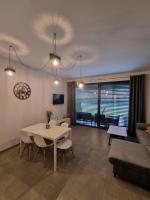 Televízia a/alebo spoločenská miestnosť v ubytovaní Aprum Apartments 12C