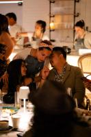 アズベリー・パークにあるThe St Laurent Guest Roomsのテーブルの周りに座っている人々のグループ