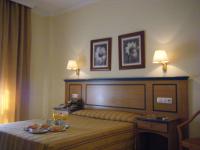 una habitación de hotel con una cama con una mesa con comida. en Hotel Mirador, en Algeciras