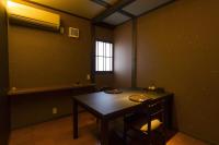 una sala da pranzo con un tavolo e una finestra di SekiOnsenーHatsune a Myoko