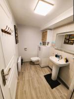 Łazienka w obiekcie Appartement T2 confortable - Piscine et Jacuzzi