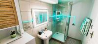 Łazienka w obiekcie Appartement T2 confortable - Piscine et Jacuzzi