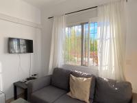Telewizja i/lub zestaw kina domowego w obiekcie Villa Sandra Little Haven Apartment