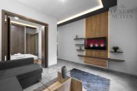 Televízia a/alebo spoločenská miestnosť v ubytovaní Adelle Apartments, The Luxury Suites