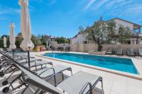 Bazén v ubytovaní Apartments Villa Nina alebo v jeho blízkosti