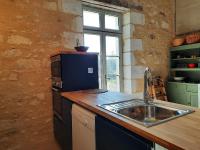 Kuchyňa alebo kuchynka v ubytovaní Loire Valley village centre apartment chezANIA