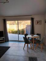 Balkon lub taras w obiekcie L'ANNEXE endroit zen et chaleureux. Jacuzzi extérieur
