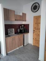 Kuchnia lub aneks kuchenny w obiekcie L'ANNEXE endroit zen et chaleureux. Jacuzzi extérieur