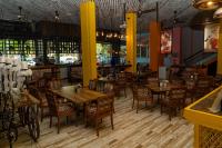 Un comedor con mesas y sillas de madera. en Hotel El Meson, en La Dorada