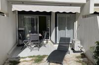Patio alebo iná vonkajšia časť ubytovania Charmant appartement classé et son jardin à 2 pas de la plage - AC Fibre Parking