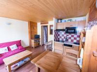 a living room with a pink couch and a table at Appartement Serre Chevalier, 1 pièce, 4 personnes - FR-1-330F-119 in Serre Chevalier