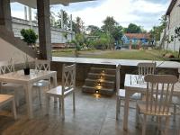 Una mesa y sillas en un patio con vista. en Ami Mirissa, en Mirissa