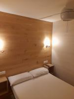 Postel nebo postele na pokoji v ubytování Benidorm Center Puerto Poniente 0