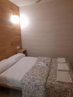 Postel nebo postele na pokoji v ubytování Benidorm Center Puerto Poniente 0