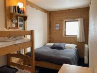 a bedroom with a bunk bed and a window at Appartement Alpe Huez 8 personnes centre station in LʼHuez