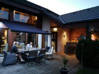 Patio lub wspólna przestrzeń na świeżym powietrzu w obiekcie Maison dans les Alpes - Gîte les 12 sommets